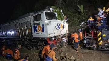 FOTO: Evakuasi Kereta Ciremai Terjebak Longsor di Bandung Barat
