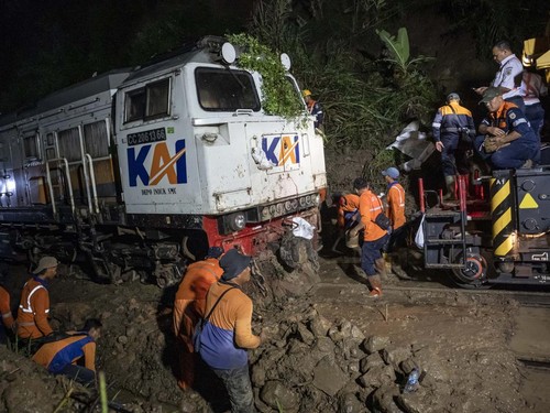 FOTO: Evakuasi Kereta Ciremai Terjebak Longsor di Bandung Barat