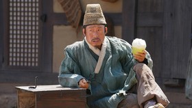Unjuk Taji Yoo Hae-jin Jaminan Box Office, Terbaru The King's Warden