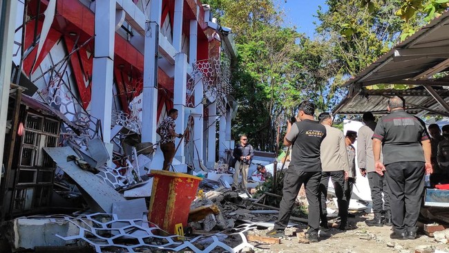 Selain korban meninggal, satu warga di Manado juga dilaporkan patah kaki usai loncat dari toko saat diguncang gempa bumi magnitudo 7,6 di perairan Bitung.