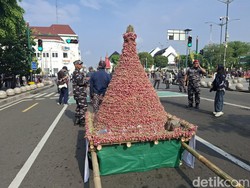 Gunungan Brambang 1 Kuintal dari Bantul Meriahkan Kirab HUT Sultan HB X