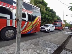 Warga Gilimanuk Blokade Gang Pemukiman, Protes Bus dan Truk Nekat Melintas