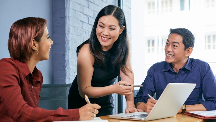 4 Cara Mengenali Orang Jenius dan Orang Biasa dari Kebiasaan Mengobrolnya