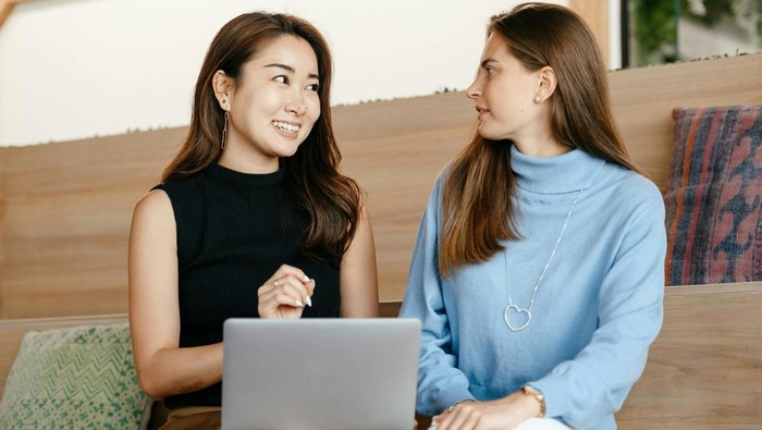 Bersikap hormat kepada semua orang, termasuk mereka yang punya latar belakang atau sistem kepercayaan yang berbeda.