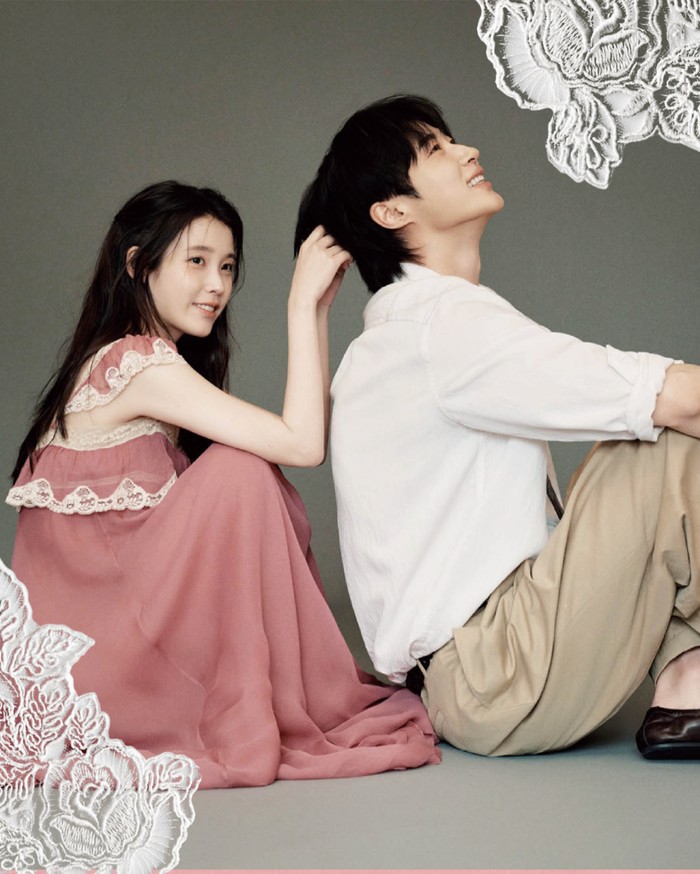 IU dan Byeon Woo Seok mengundang Beauties untuk menyaksikan pernikahan megah mereka di drama 'Perfect Crown' melalui undangan penuh pemotretan serasi bersama majalah ELLE Korea edisi April 2026./ Foto: instagram.com/ellekorea