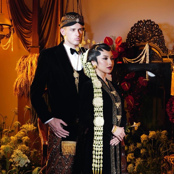 <p>Jennifer Coppen dan Justin Hubner sudah diisukan dekat sejak awal tahun 2025. Pada malam Natal 2025, Justin resmi melamar Jennifer dalam suasana romantis di Kasteel Engelenburg, Belanda. Lamaran romantis ini juga disaksikan oleh putri semata wayang Jennifer, Kamari Sky Wassink. (Foto: Instagram @jennifercoppenreal20)</p>