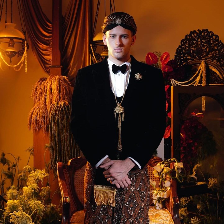 <p>Justin Hubner juga terlihat gagah saat mengenakan pakaian tradisonal pengantin laki-laki, Bunda. Pemain sepak bola berusia 22 tahun ini memakai beskap hitam dengan blankon batik dan kain jarik. Busana tradisional yang dikenakan Justin ini juga dipadukan dengan gaya modern. Justin tampak mengenakan kemeja putih dengan dasi kupu-kupu. (Foto: Instagram @jennifercoppenreal20)</p>