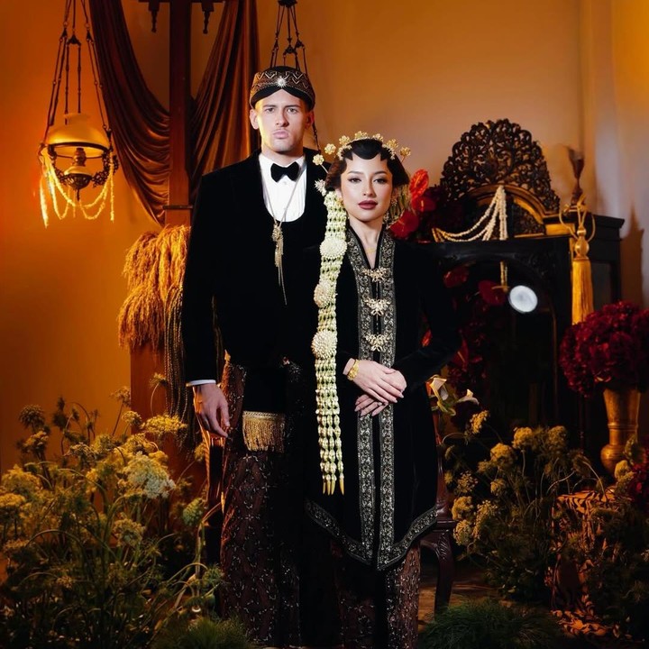 <p>Jennifer dan Justin menuliskan caption penuh makna dalam unggahan foto <em>prewedding</em> ini, Bunda. Keduanya kompak mengungkap kesiapan untuk melangkah ke jenjang yang lebih serius. "Dua hati, satu perjalanan. Dalam balutan tradisi, kami memulai kisah abadi. #JUSTinjenniFERtilltheEND #justfriend," tulis unggahan keduanya. (Foto: Instagram @jennifercoppenreal20)</p>