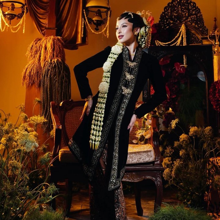 <p>Di foto <em>prewedding</em>, Jennifer dan Justin kompak mengenakan busana Jawa hitam. Jennifer terlihat cantik mengenakan kebaya beludru hitam dengan bawahan kain jarik cokelat tua. Bunda satu anak ini menyempurnakan penampilannya dengan riasan paes hitam dan ronce melati khas budaya Jawa. (Foto: Instagram @jennifercoppenreal20)</p>