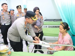 Wujud Empati Polri, Kapolres Jenguk Korban Kebakaran SPBE Cimuning Bekasi