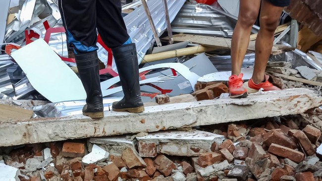 Gempa magnitudo 7,6 mengguncang Bitung, Sulawesi Utara, merusak lima gereja dan banyak rumah. Warga panik akibat potensi tsunami dan mengungsi ke pegunungan.