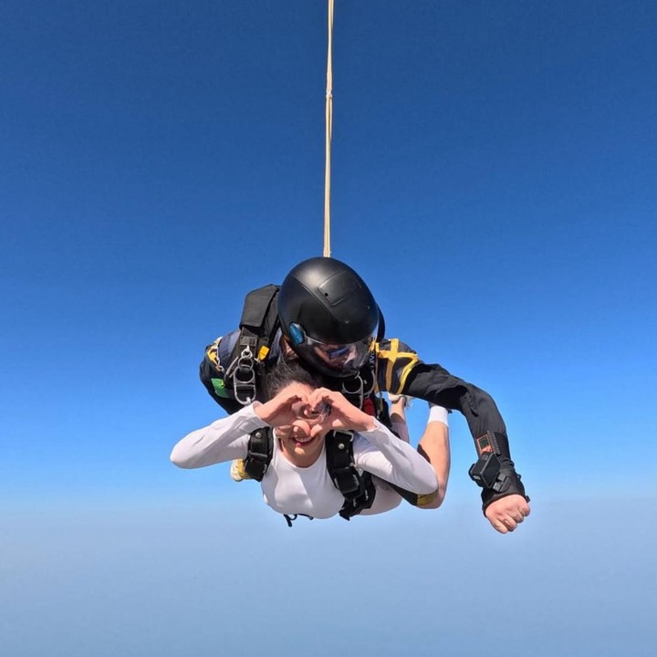 <p>Meski baru pertama kali mencoba, Febby terlihat begitu menikmati pengalaman tersebut dengan begitu antusias, Bunda. Bahkan, perempuan berusia 30 tahun ini sempat berpose <em>love</em> saat berada di ketinggian. (Foto: Instagram @febbyrastanty)</p>