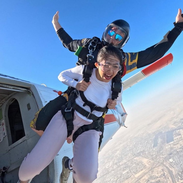 <p>Pada momen liburan kali ini, Febby berkesempatan mencoba terjun payung dengan didampingi oleh instruktur profesional. Ternyata, pengalaman tersebut menjadi pertama kalinya bagi Febby merasakan sensasi melayang di udara. "SATU LAGI KEINGINAN TERCAPAI. TANPA RAGU, ini adalah hal terbaik yang pernah saya lakukan sepanjang hidup saya," ungkap Febby, dikutip dari akun Instagram <em>@febbyrastanty.</em> (Foto: Instagram @febbyrastanty)</p>