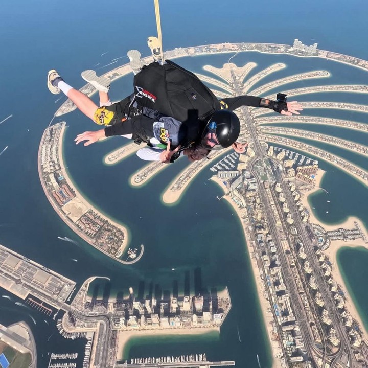 <p>Dalam beberapa potret yang dibagikan, terlihat pemandangan Palm Jumeirah di Dubai yang begitu indah dari ketinggian. Hamparan pulau berbentuk pohon palem itu memberikan pengalaman yang berharga bagi Febby. "Bisaaaa terbaaang aaaa seru banget dan bisa liat Palm Jumeirah dari atas. Pemandangan yang enggak akan bisa diliat dari tempat lain. Selain itu, aku melakukan itu bersama suamiku yang seorang penerjun payung. Walaupun ada yang kecewa dikit karena dia gabisa terjun sendiri tapi gapapa ya temenin istrinya yang baru pertama kali hehe <em>love you</em>!" tutur Febby. (Foto: Instagram @febbyrastanty)</p>