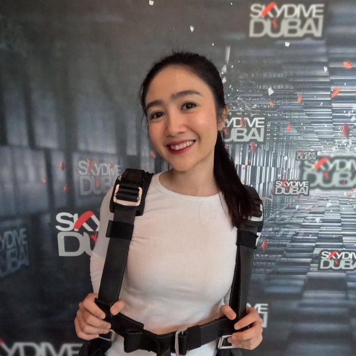 <p>Mengintip dari salah satu foto yang dibagikan, mantan anggota Blink ini tampil <em>fresh</em> dengan riasan tipis. Ia mengenakan kaos lengan panjang berwarna putih yang dipadukan dengan celana berwarna <em>baby pink.</em> (Foto: Instagram @febbyrastanty)</p>