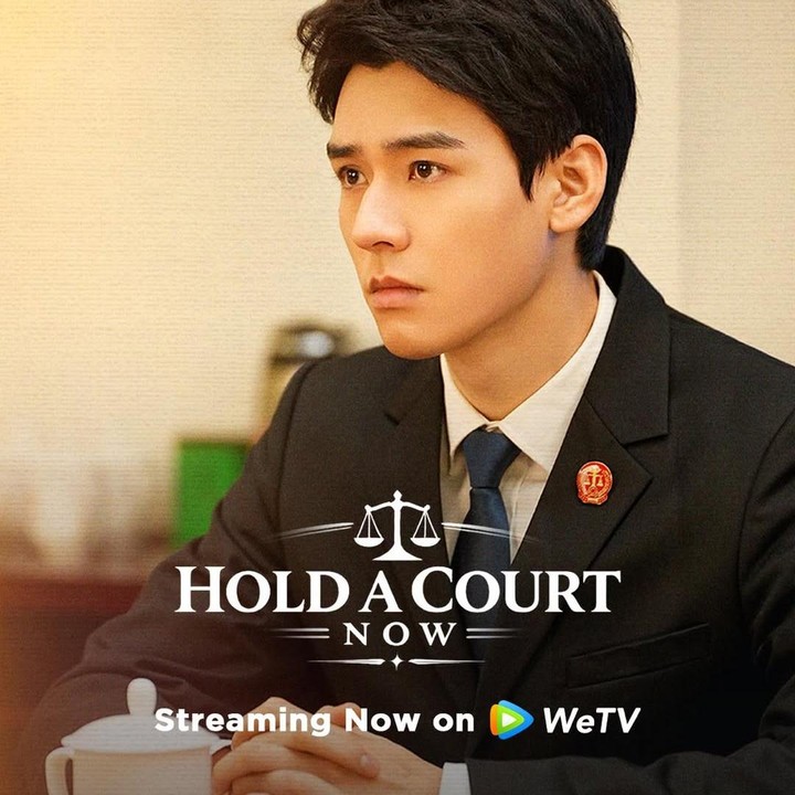 <p>Media sosial resmi dari platform yang menayangkan drama China&nbsp;<em>Hold a Court Now</em> turut membagikan sejumlah potret tampan Gong Jun saat berperan sebagai seorang hakim bernama Shen Xie Zhi. Dengan balutan setelan formal, ia tampak lebih serius. (Foto: Instagram @official.wetv)</p>