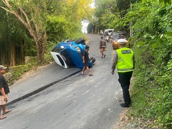 Mobil Terbalik di Tanjakan Goa Gong, Oli Tumpah ke Jalan-Arus Tersendat
