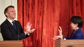 FOTO: Momen Macron & PM Jepang Takaichi Adu 'Kamehameha' 