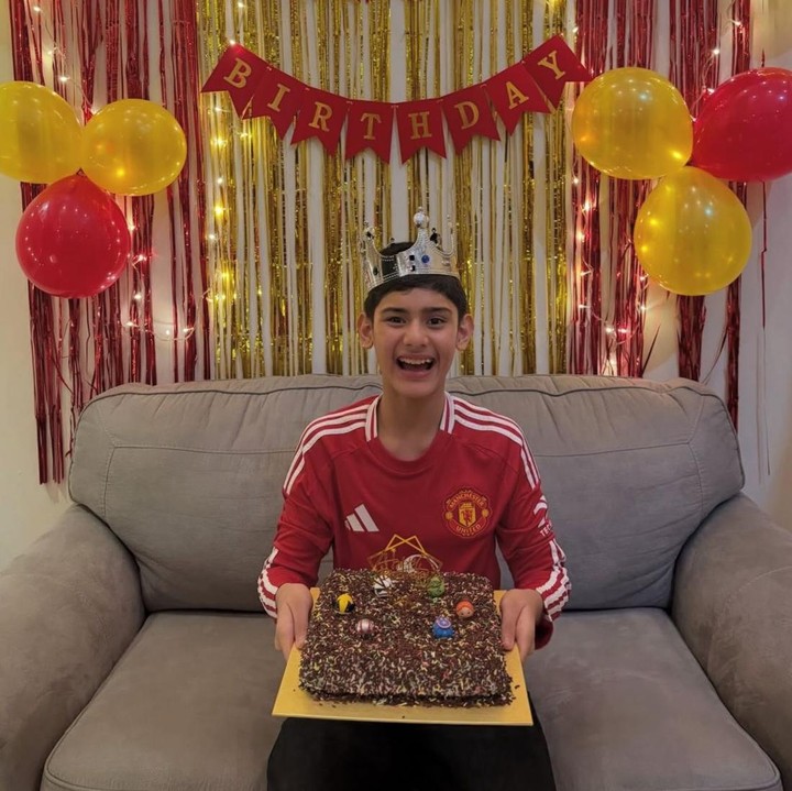 <p>Momen bahagia itu dibagikan langsung oleh Fairuz melalui akun Instagram pribadinya. Dalam unggahan itu, Bunda tiga anak ini terlihat menuliskan ucapan manis untuk sang putra. "<em>Masya ALLAH tabarakallah. Barakallah fii umrik</em> kesayangan <em>@kingfaazarafiqasli</em>," tulis Fairuz. (Foto: Instagram @fairuzarafiq)</p>