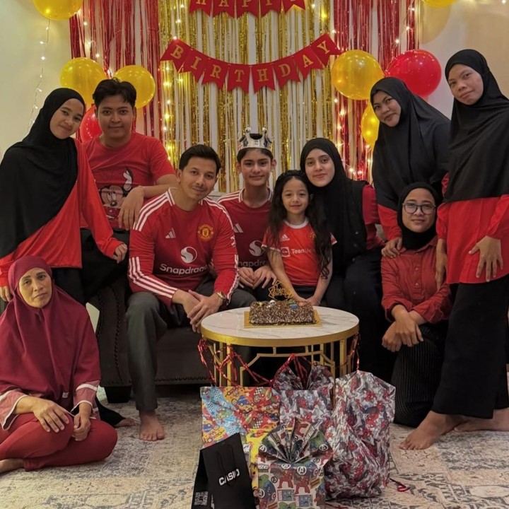 <p>Perayaan ulang tahun King Faaz terlihat semakin spesial dengan dekorasi bertema klub sepak bola Manchester United (MU). Hari spesialnya pun turut dirayakan bersama orang-orang terdekatnya di rumah, Bunda. Suasana terasa begitu hangat dan kompak karena semua yang hadir mengenakan <em>outfit</em> bernuansa merah. (Foto: Instagram @fairuzarafiq)</p>