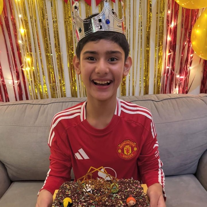 <p>Fairuz menuturkan bahwa ide tema hingga kue ulang tahun tersebut dipilih sesuai dengan permintaan sang anak. "Kejutan hari lahir buat abang Faaz, merah-merah karena abang suka MU hahaha. Kuenyaa abang minta dibuatin <em>mommy</em> sendiri, enggak mau beli dan perdana buat kue ultah sendiri bener-bener dari bahan mentah semua berhasil. Walau tampilannya seadanya tapi alhamdulillah abang suka rasanya. Selamat berbahagia di hari lahirmu nak. Kami sayang kamu abang Faaz," ungkap Fairuz. (Foto: Instagram @fairuzarafiq)</p>