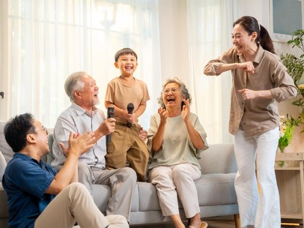 10 Peran Nenek & Kakek yang Diam-diam Membentuk Kepribadian Anak saat Dewasa