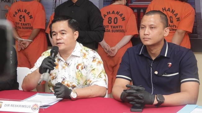 Polda Sumatera Selatan membongkar sindikat peretasan dana BOS di SMA Negeri 2 Prabumulih, mencuri hampir Rp1 miliar. Empat pelaku ditangkap, dua masih buron.