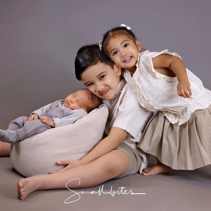 <p>Belum lama ini, Zaskia akhirnya memperlihatkan wajah sang anak melalui unggahan di media sosialnya. Pertama kalinya memperkenalkan <em>Baby</em> Urwah, Zaskia membagikan foto sang anak bersama kedua kakaknya, Ukkaysa dan Humaira dalam sesi <em>photoshoot</em>. (Foto: @rittarrajagukguk via Instagram @zaskiasungkar15)</p>