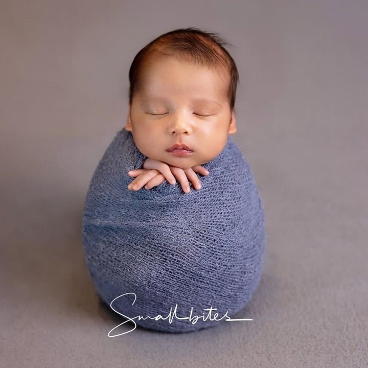 <p>Sejak kelahirannya, <em>Baby</em> Urwah sempat membuat publik penasaran karena wajahnya yang selalu dirahasiakan. Kini, Zaskia menampilkan wajah <em>Baby</em> Urwah melalui sesi <em>photoshoot</em> yang lengkap dengan balutan bedong.<em> "MasyaAllah Tabarakallah, Allahumma baarik,"</em> ungkap Zaskia lewat Instagramnya. (Foto: @rittarrajagukguk via Instagram @zaskiasungkar15)</p>