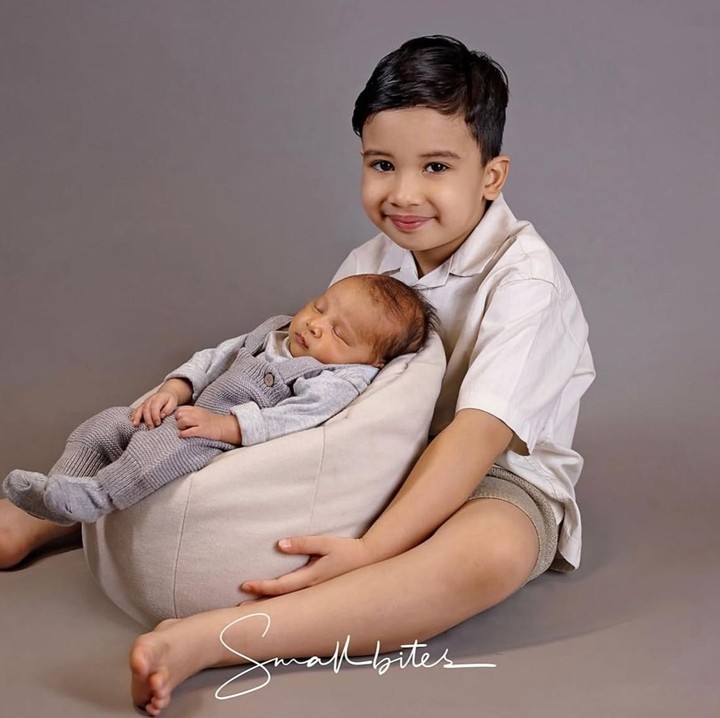 <p>Mengintip dari salah satu foto, terlihat Ukkasya berpose manis bersama <em>Baby</em> Urwah. Keduanya tampak begitu menggemaskan, dengan Ukkasya menampilkan senyum tipis di dekat sang adik yang sedang tertidur pulas. (Foto: @rittarrajagukguk via Instagram @zaskiasungkar15)</p>