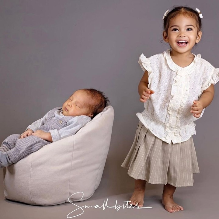 <p>Tak hanya Ukkasya, Humaira juga tampil ceria saat berfoto bersama sang adik. Ia tampil manis dengan busana bernuansa putih, sementara <em>Baby</em> Urwah mengenakan <em>outfit</em>&nbsp;berwarna abu-abu. (Foto: @rittarrajagukguk via Instagram @zaskiasungkar15)</p>