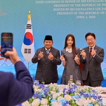 Carmen Hearts2Hearts Curi Perhatian Saat Nyempil di Antara Prabowo dan Presiden Korsel