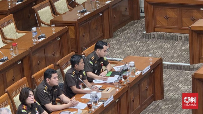 Jaksa Wira Arizona bantah intimidasi Amsal Sitepu dalam kasus penggelembungan proyek video profil desa. Amsal kini telah divonis bebas.