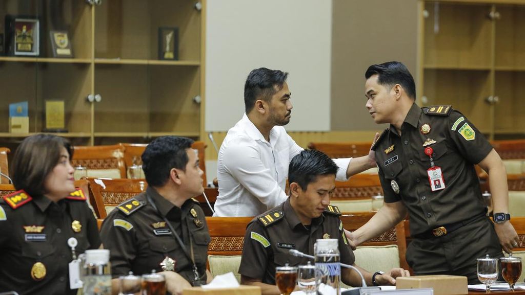 FOTO: Momen Jaksa dan Amsal Sitepu Bertemu di Komisi III DPR