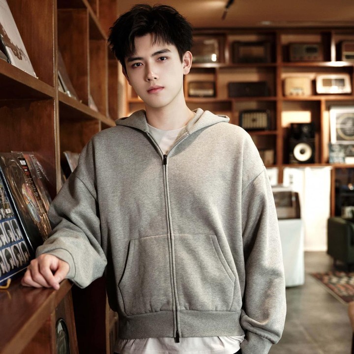 <p>Selain visualnya yang sangat rupawan, tubuhnya yang tinggi semampai pun membuat aktor kelahiran tahun 2000 ini tampak cocok di berbagai penampilan. Bahkan, dalam potret kasualnya yang mengenakan <em>hoodie</em>, pemilik nama asli&nbsp;Chen Feiyu ini tetap terlihat tampan. (Foto: Weibo @陈飞宇Arthur)</p>