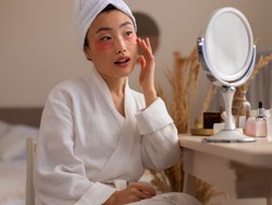 Mengenal Skin Flooding, Teknik Skincare Viral yang Ampuh Atasi Kulit Kering