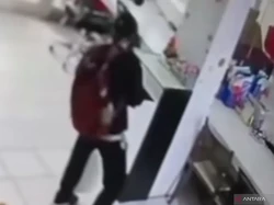 Viral Nenek Santuy Gondol TV 30 Inci di Ruko Jatinegara