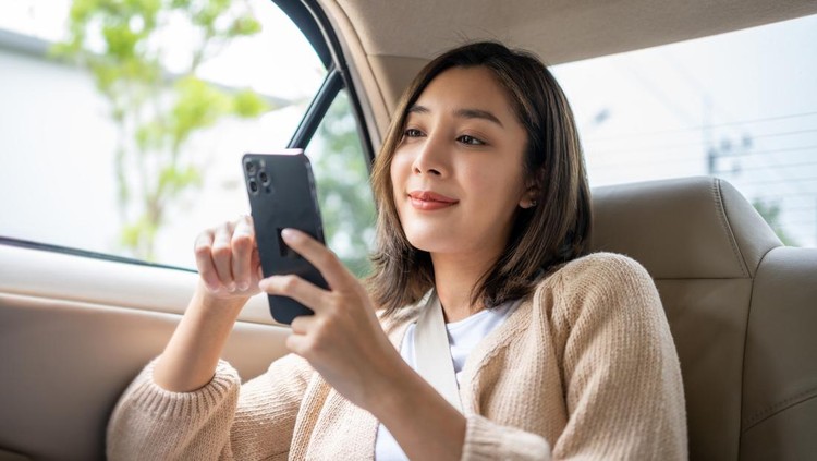 Tes Kepribadian&colon; Cara Kamu Pegang HP Ternyata Ada Artinya&excl;