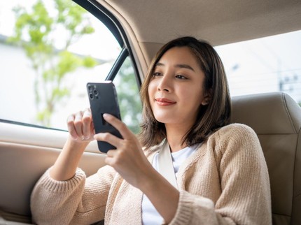 Tes Kepribadian: Cara Kamu Pegang HP Ternyata Ada Artinya!