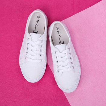 5 Tips Ampuh Membersihkan Sepatu Putih agar Terlihat Seperti Baru