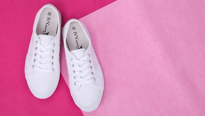 5 Tips Ampuh Membersihkan Sepatu Putih agar Terlihat Seperti Baru