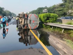 Truk Tangki Air Terbalik di Tol Jagorawi, Sempat Bikin Lalin Tersendat
