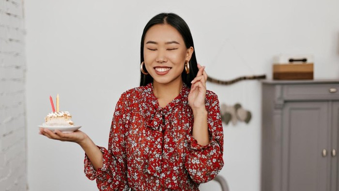 3 Ciri Kepribadian Orang yang Lebih Suka Merayakan Ulang Tahun Sendirian