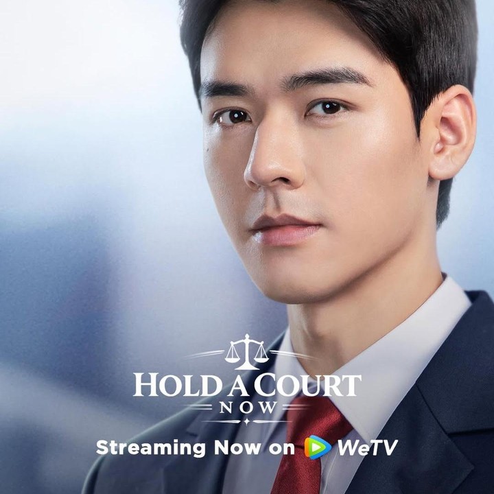 <p>Visual Gong Jun sendiri memang sangat cocok untuk membintangi drama China serius seperti <em>Hold a Court Now</em>, Bunda. Wajahnya yang tegas dan berwibawa mampu mendukung perannya yang bertugas dalam menegakkan kebenaran dan keadilan. (Foto: Instagram @official.wetv)</p>