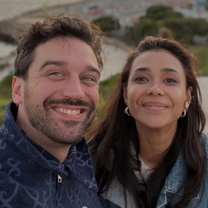 <p>Pada kesempatan lainnya, bintang film <em>Ada Apa Dengan Cinta?</em> ini memang sering membagikan momen liburannya ke luar negeri, Bunda. Dalam salah satu foto, keduanya tampak menikmati kunjungan ke Sydney Opera House yang ikonik di Australia. (Foto: Instagram @adiniawrst)</p>