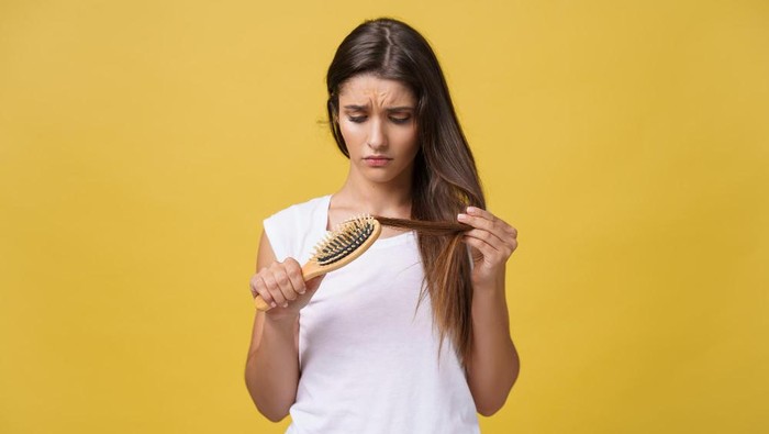 5 Cara Mengatasi Rambut Kering dan Bercabang agar Tampak Sehat