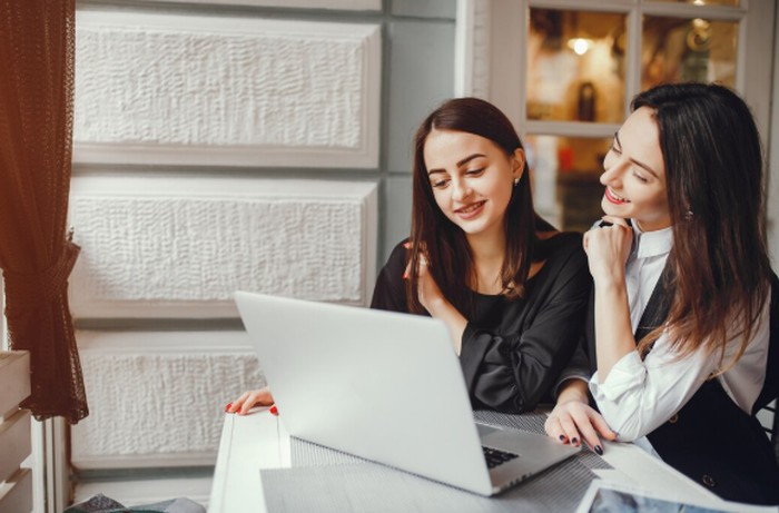 Orang yang menghargaimu tidak selalu setuju denganmu. Menurut penelitian, perbedaan pendapat yang jujur justru menunjukkan respect yang lebih dalam./ Foto: freepik.com/prostooleh