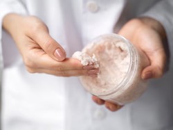 Cara Pakai Body Scrub yang Benar, Kulit Auto Halus dan Glowing
