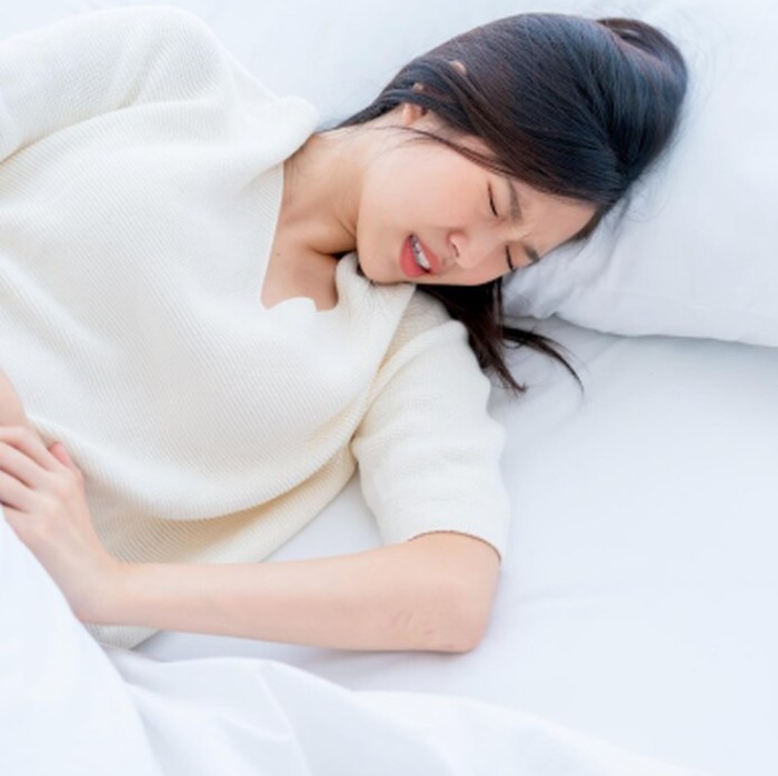 Posisi tidur ternyata bisa membantu meredakan nyeri haid secara alami tanpa obat. Simak cara tidur terbaik menurut ahli agar kualitas istirahat tetap optimal saat menstruasi./ Foto: freepik.com/Lifestylememory