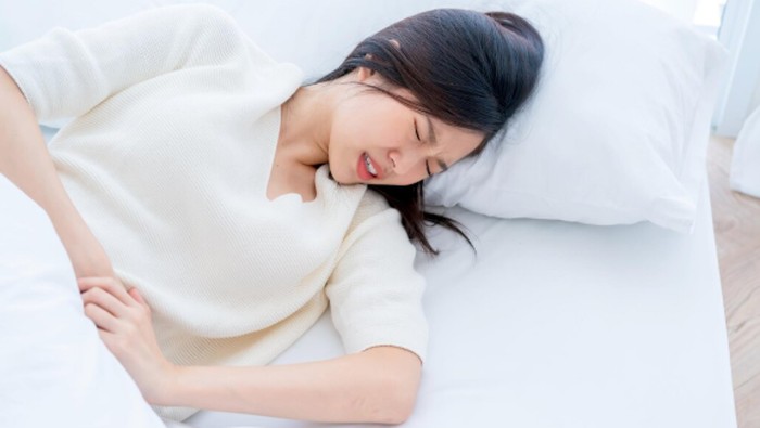 Cara Tidur yang Bisa Membantu Meredakan Nyeri Haid Secara Alami